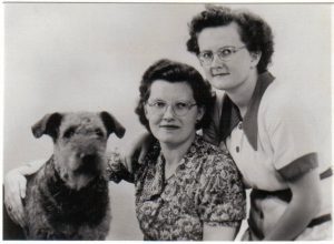 Jopie en Gretha von Meijenfeldt (met hond Sissie)
